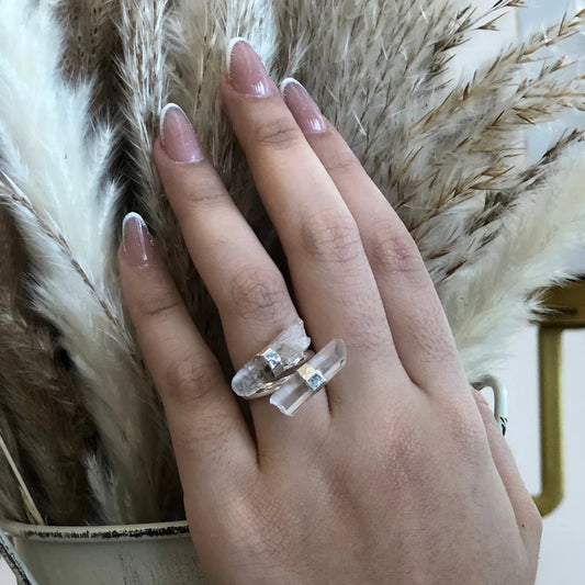 anillo de cuarzo blanco ajustable